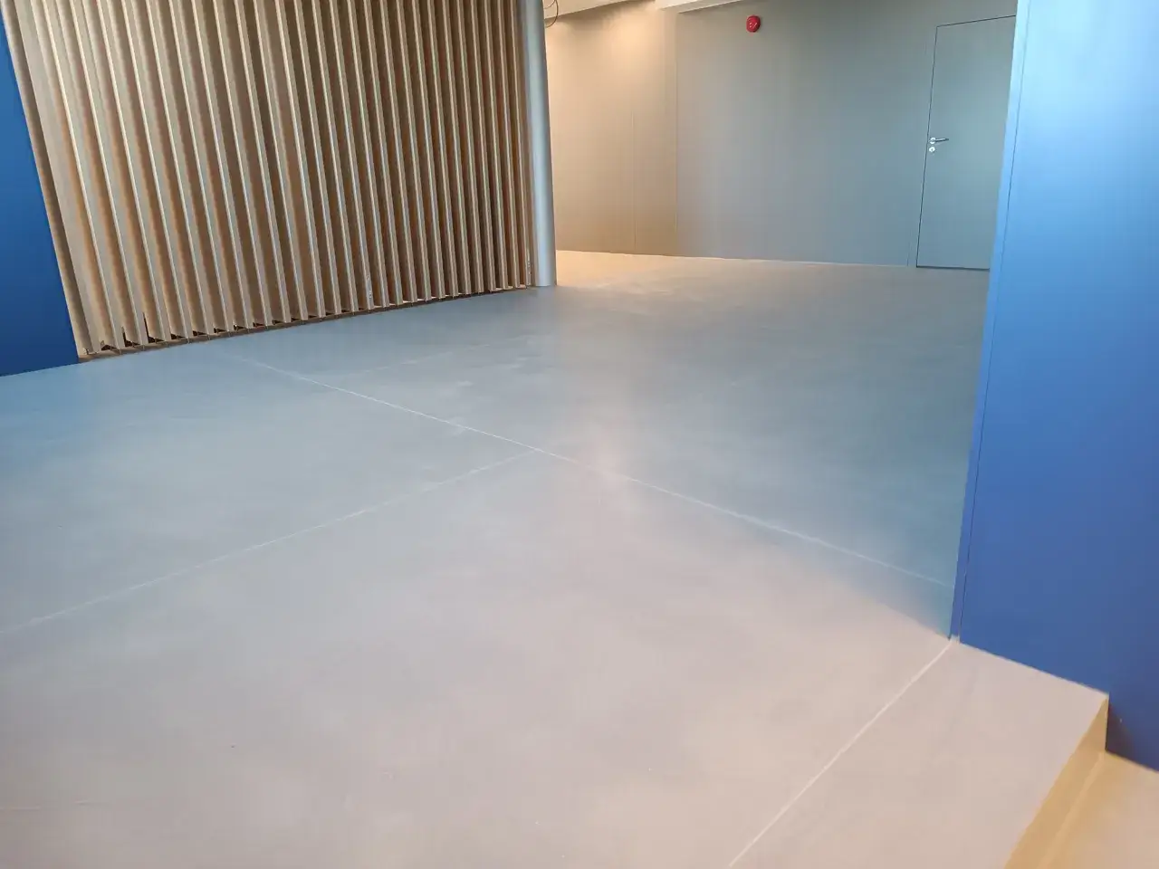 Nowoczesna posadzka z mikrocementu, idealna do wnętrz. Sprawdź mikrocement cena za m2 i stwórz stylową przestrzeń.