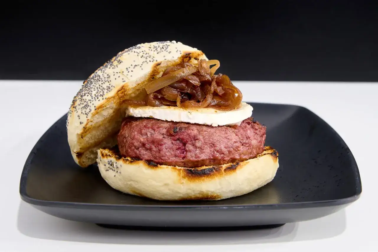 Hamburguesa casera con queso de cabra y cebolla caramelizada, &iexcl;la mejor receta de hamburguesas caseras!