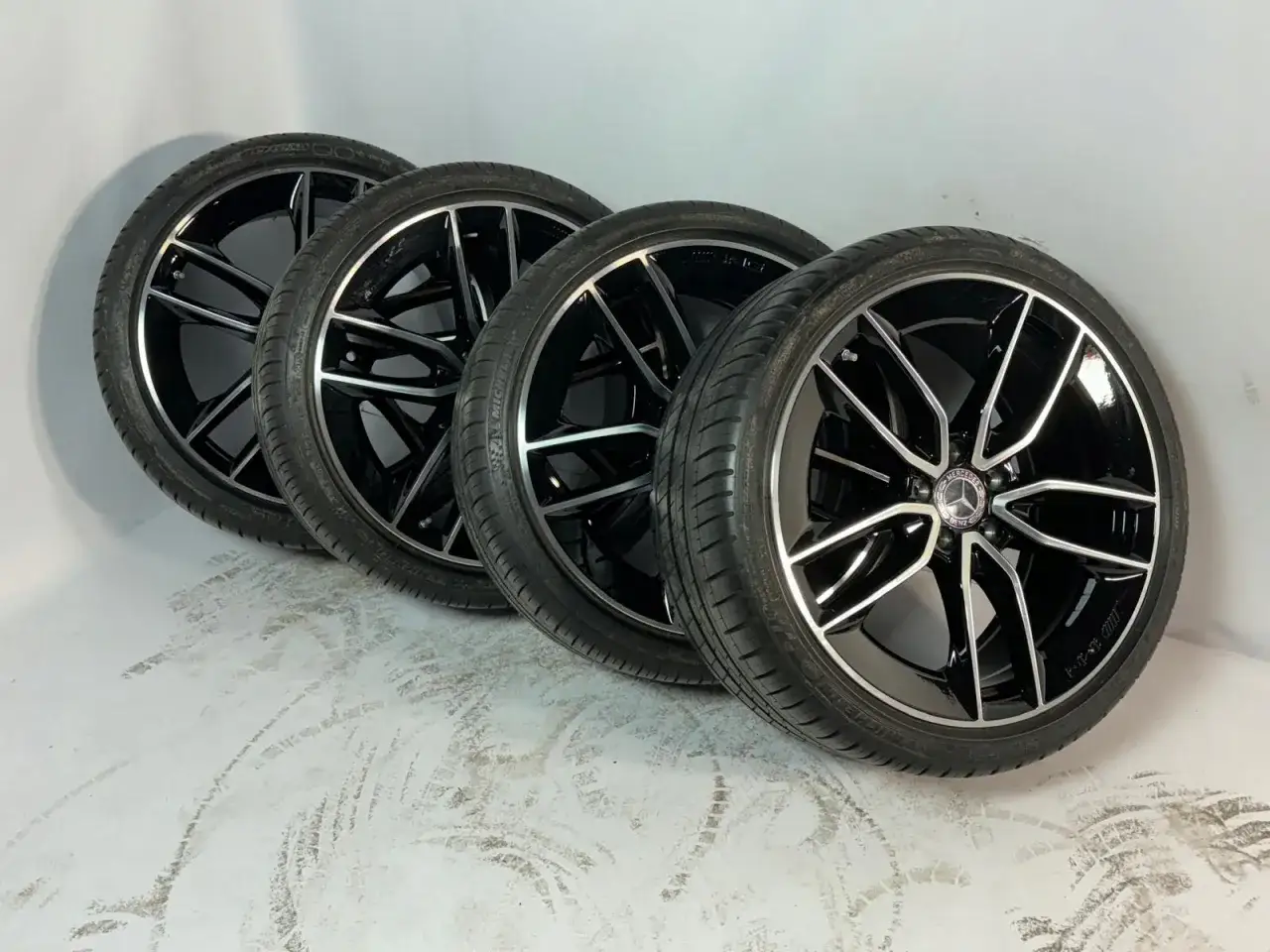 Cztery felgi e53 AMG w kolorze czarnym z polerowanymi ramionami, gotowe do montażu.