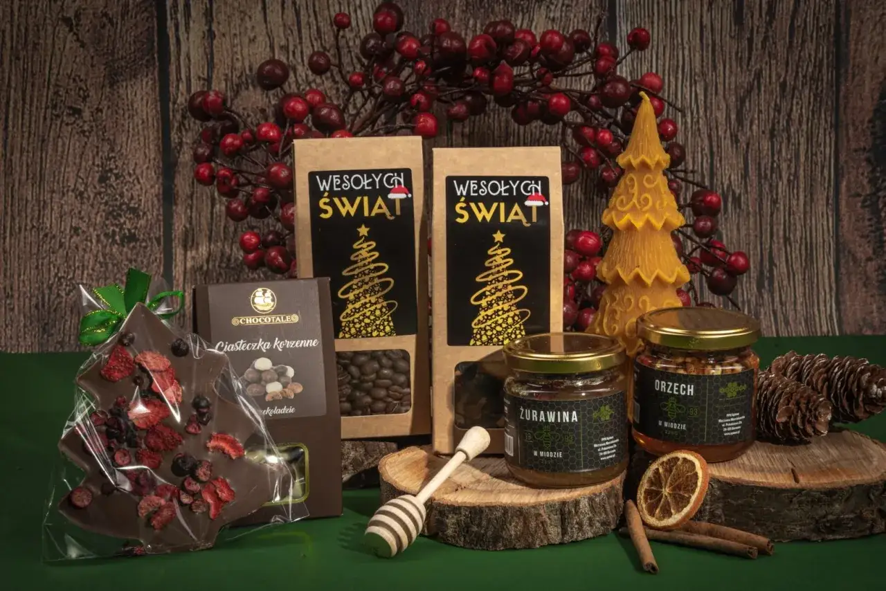 Idealne co pod choinkę: czekoladowa choinka, korzenne ciasteczka, kawa i miody.