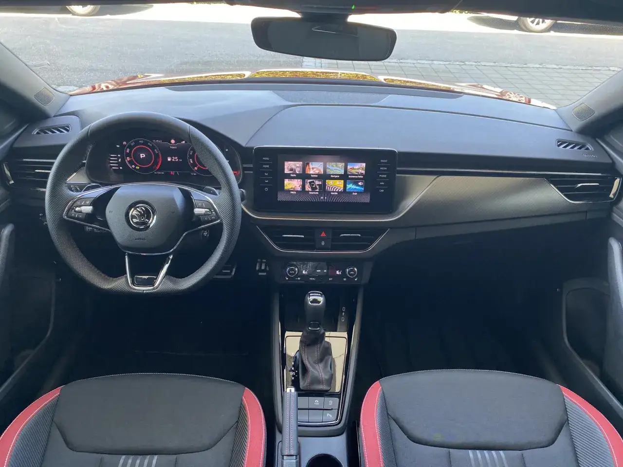 Innenraum eines Skoda Scala mit digitalen Instrumenten und Infotainment-Bildschirm. M&ouml;gliche Skoda Scala Probleme k&ouml;nnten hier im Detail betrachtet werden.