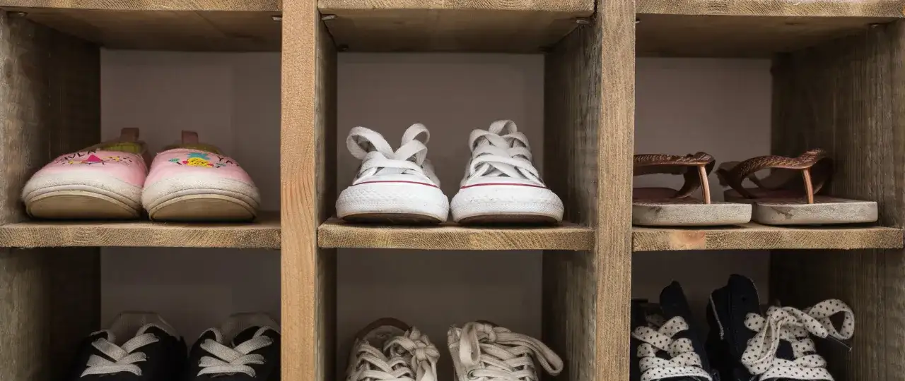 Scarpiera in legno con scarpe: rosa con ananas, bianche e infradito. Ecco come sistemare le scarpe con le scatole per un ordine perfetto.