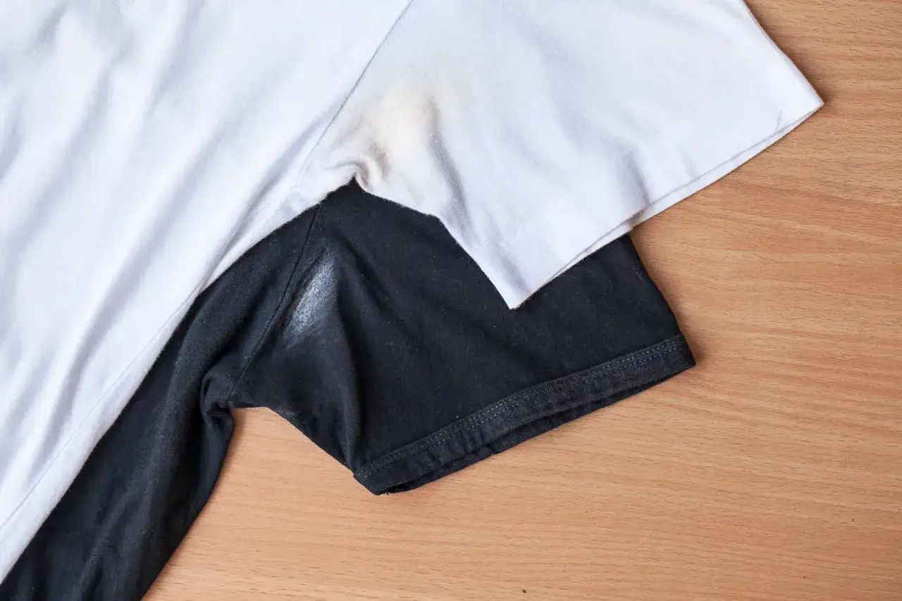 Camisetas con manchas amarillas y blancas bajo los brazos, un problema com&uacute;n al intentar quitar manchas de sudor.