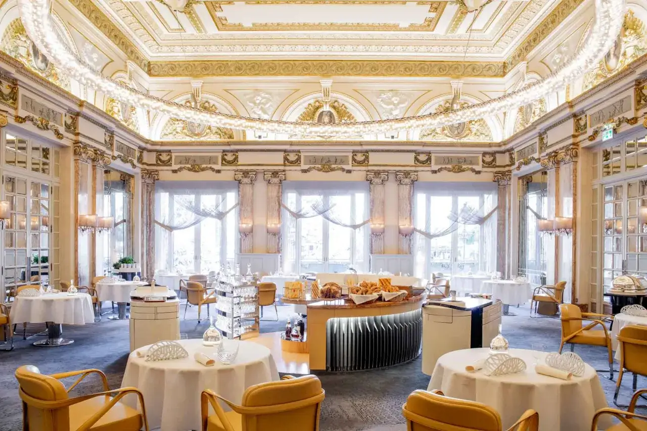 salle de restaurant étoilé élégante et classique France