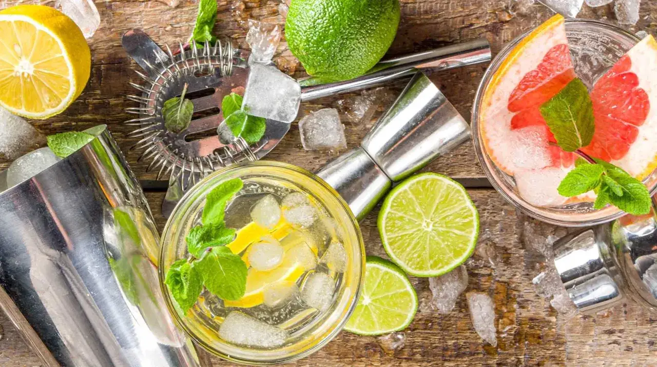 Förbered dig på goda drinkar! En shaker, is, lime, citron och grapefrukt ligger redo för att skapa sommarens fräschaste drycker.