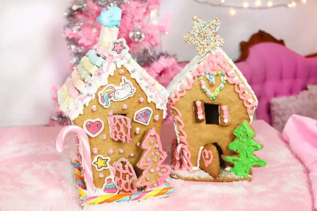 Zwei verzierte Lebkuchenh&auml;user mit Einhorn- und Diamant-Aufklebern, inspiriert von s&uuml;&szlig;en **Ideen Lebkuchenhaus**. Bunt und verspielt dekoriert.