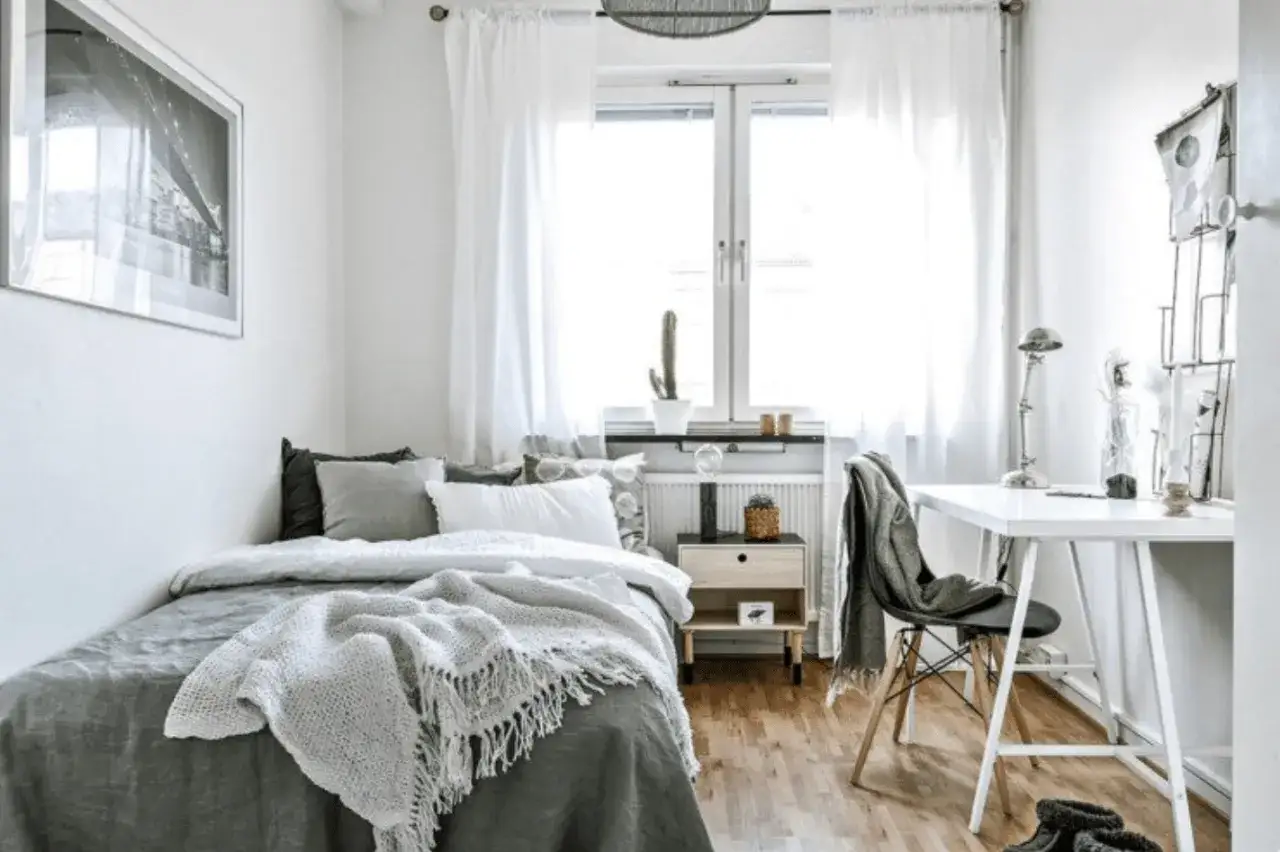 Aménagement petite chambre 9m2 : lit confortable, bureau fonctionnel, et déco minimaliste pour un espace optimisé et lumineux.