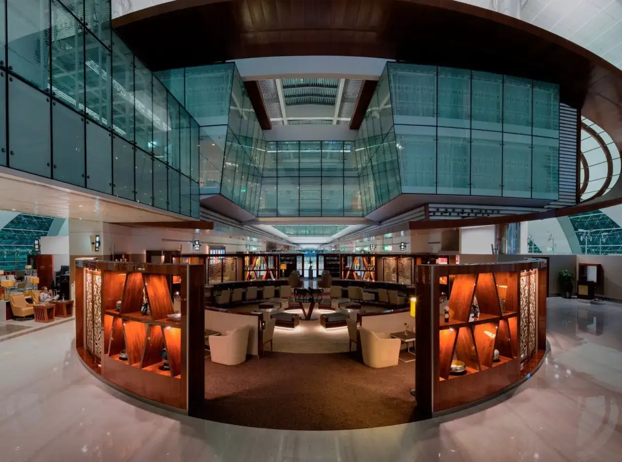 Luxuri&ouml;se Lounge mit Holzverkleidung und bequemen Sitzgelegenheiten, die den Inbegriff der besten Business Class darstellt.
