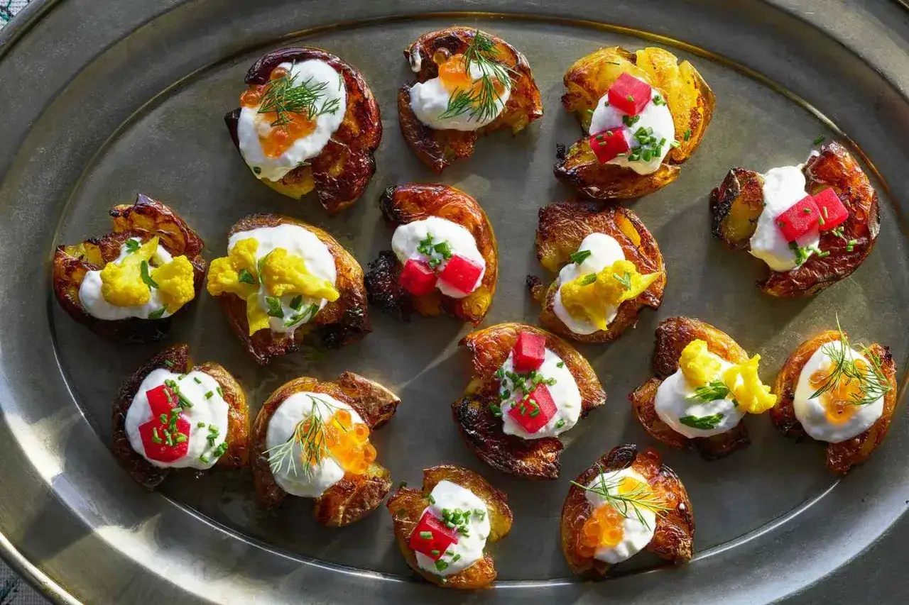 Knusprige Kartoffel-Häppchen mit cremigem Topping, Lachsrogen, roten Würfeln oder gelbem Blumenkohl – ein lustiges Fingerfood-Arrangement!