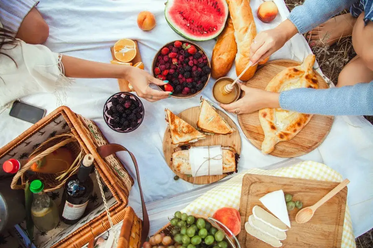 Pyszne przekąski na piknik: owoce, pieczywo, sery i chaczapuri. Idealne na letni dzień.
