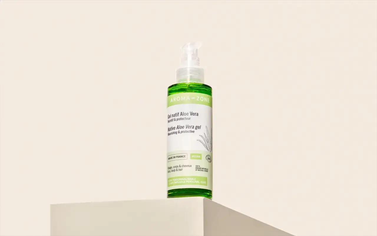 Un flacon de gel natif Aloe Vera Aroma-Zone, un rem&egrave;de de grand-m&egrave;re pour effacer les cicatrices, sur un fond clair.