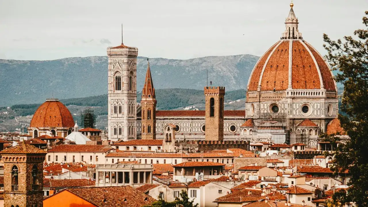 El horizonte de Florencia, Italia, con la cúpula del Duomo y el Campanile de Giotto, un símbolo de la cultura de Italia.