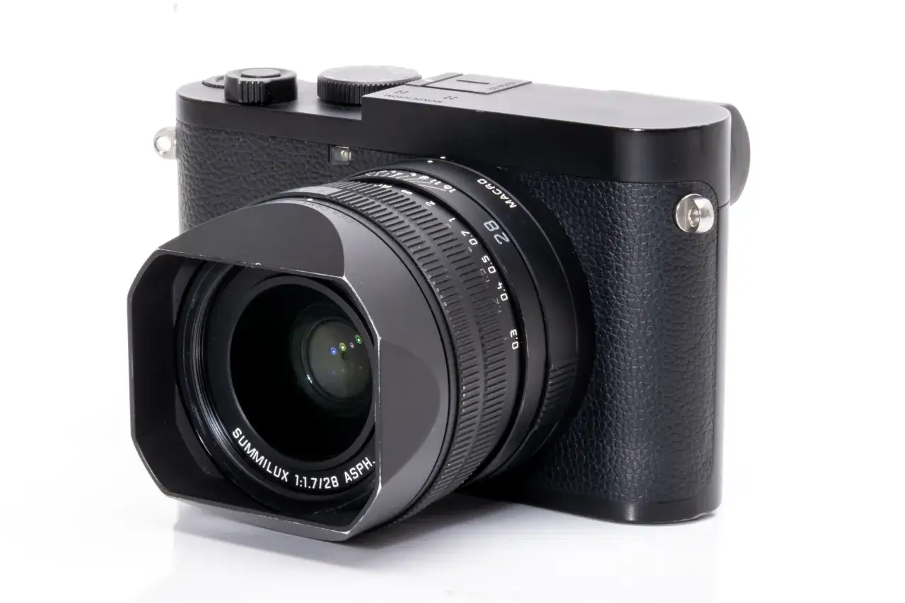 Leica Q2, un'icona di stile e prestazioni. Il suo prezzo riflette la qualità artigianale e l'ottica Summilux 28mm f/1.7 ASPH.