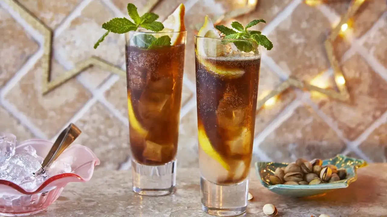 Zwei erfrischende Long Island Iced Tea mit Zitrone und Minze. Perfekt f&uuml;r den Sommer!