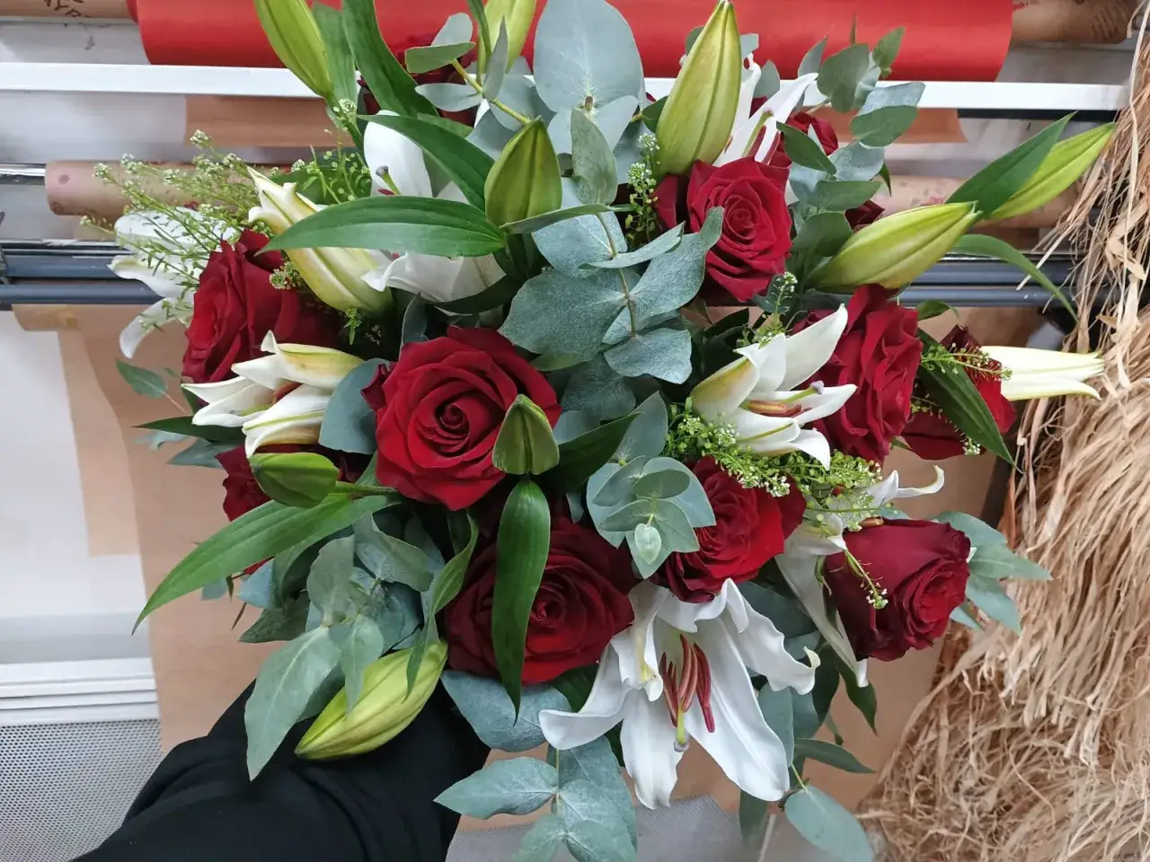 Un bouquet de roses rouges et de lys blancs, symbolisant la passion et la puret&eacute;. Le lys rouge signification est souvent associ&eacute;e &agrave; l'amour ardent.