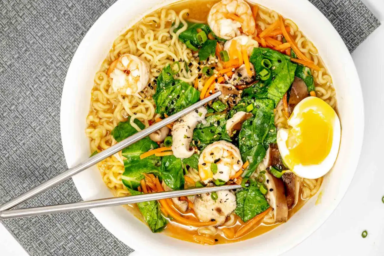 Enkel ramen recept med räkor, svamp, spenat och ett perfekt kokt ägg. En snabb och god måltid.