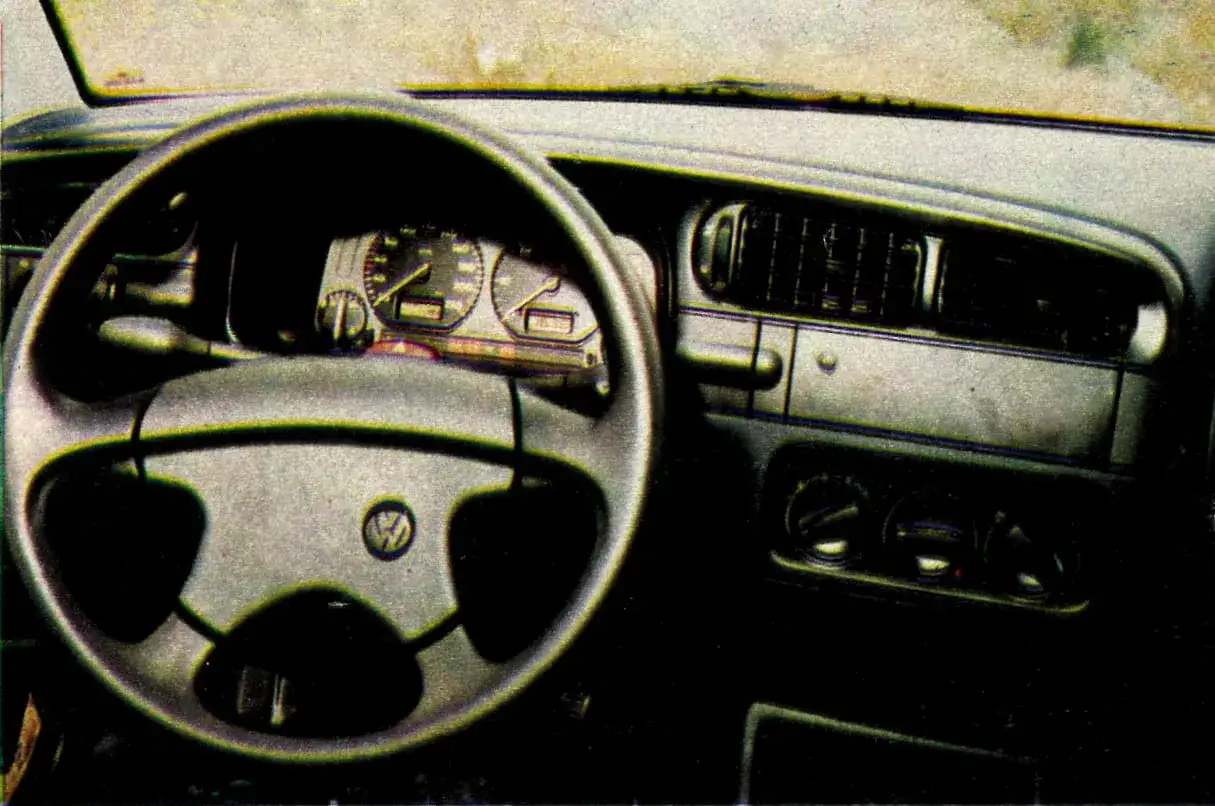 Deska rozdzielcza Volkswagen Vento z kierownicą i zegarami.
