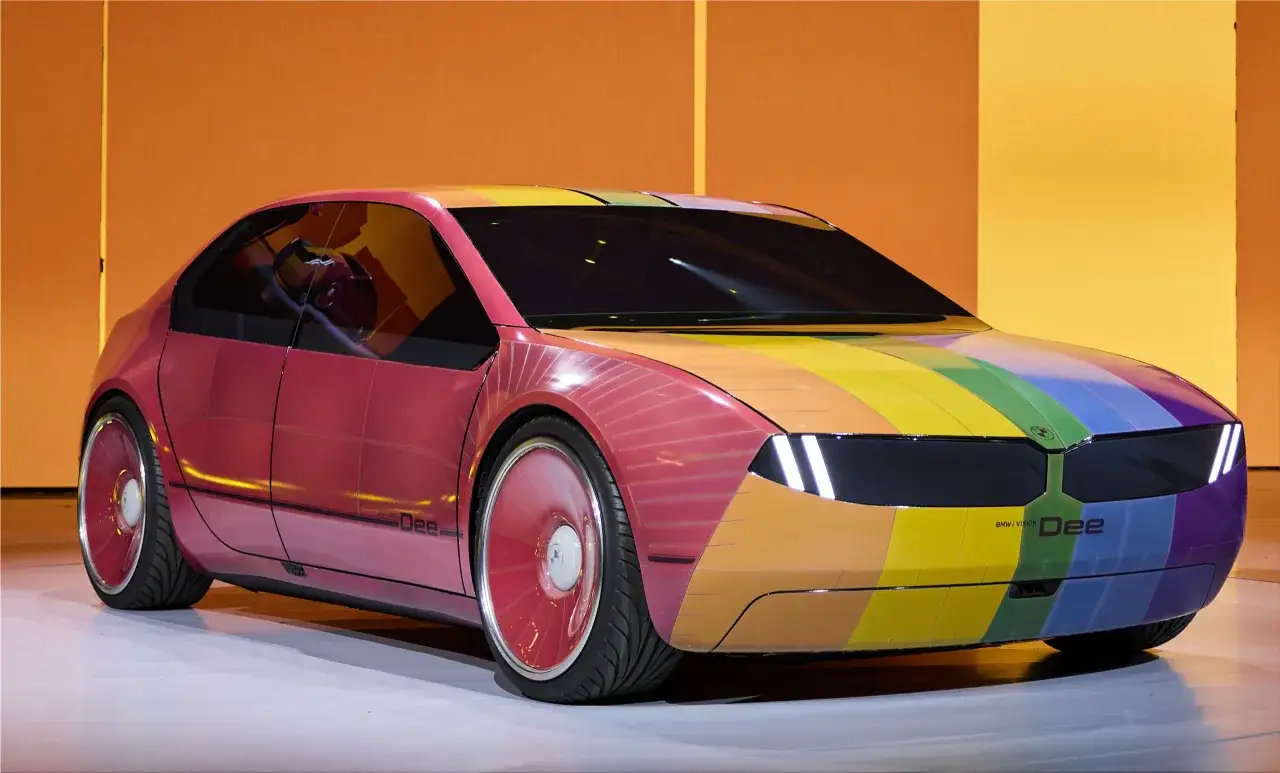 BMW i Vision Dee w tęczowych barwach, futurystyczny koncept samochodu elektrycznego.