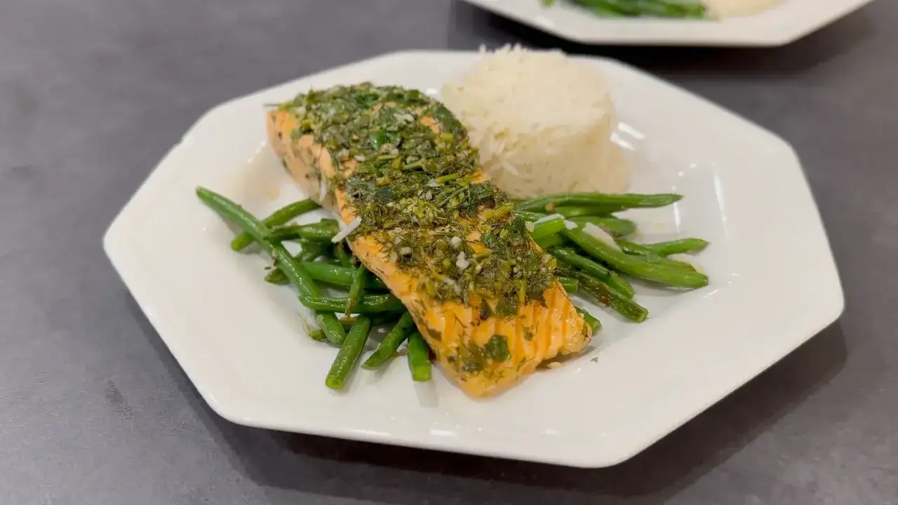 Filete de salmón al microondas con hierbas, acompañado de arroz blanco y judías verdes.
