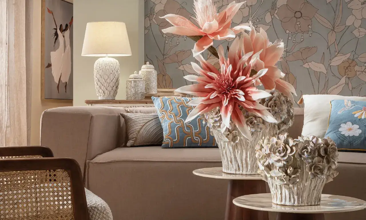 Soggiorno elegante: come disporre i soprammobili. Vasi floreali, cuscini decorativi e una lampada creano un'atmosfera accogliente.