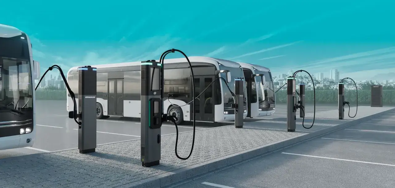 Nowoczesny autobus elektryczny podłączony do ładowarki na parkingu.