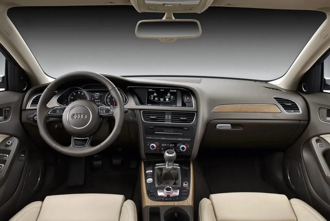 Wnętrze Audi A4 B8. Typowe usterki tego modelu mogą dotyczyć elektroniki lub skrzyni biegów, ale kokpit wygląda na zadbany.