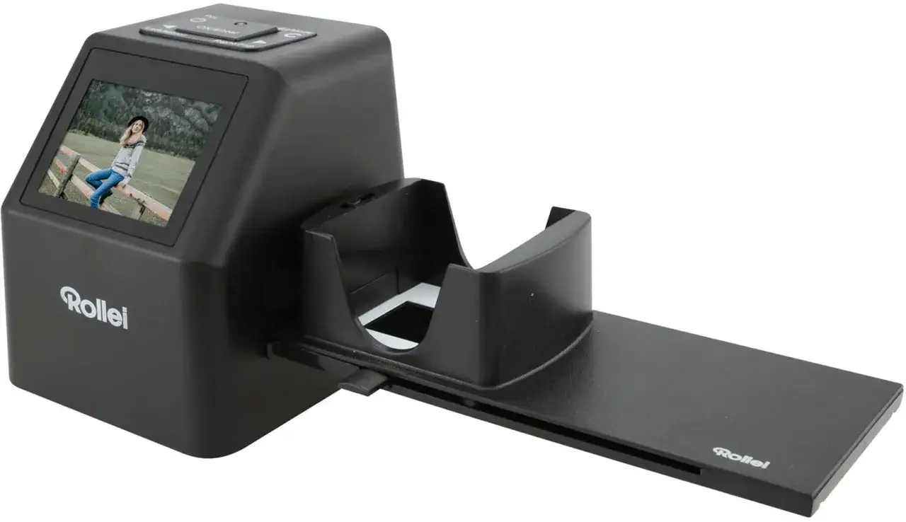 Rollei-skanner för att skanna diabilder med mobilen. En kvinna syns på skärmen.
