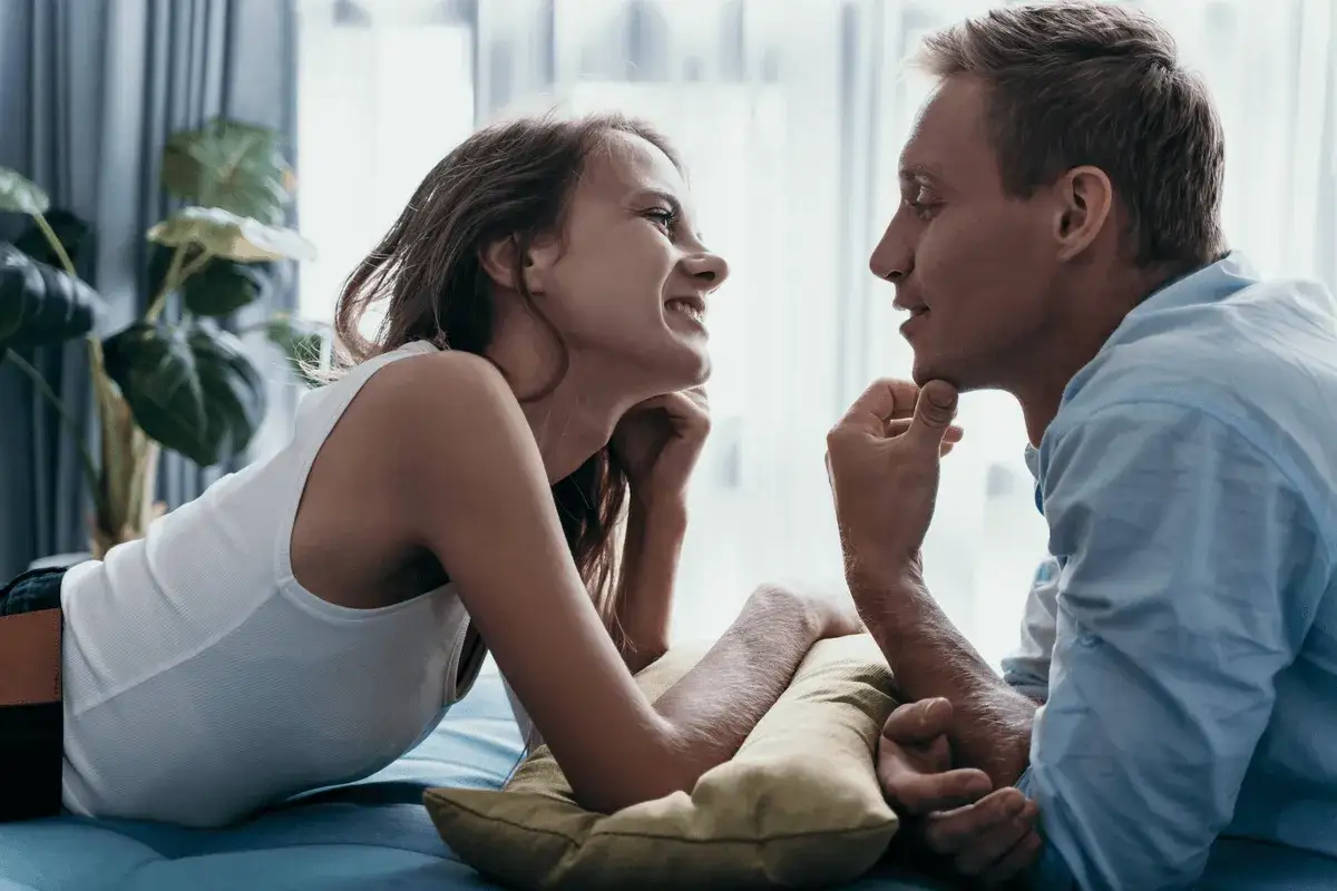 Una pareja se mira con ternura, ella sonr&iacute;e mientras &eacute;l la acaricia. &iquest;C&oacute;mo saber si un hombre est&aacute; enamorado? Sus ojos lo dicen todo.