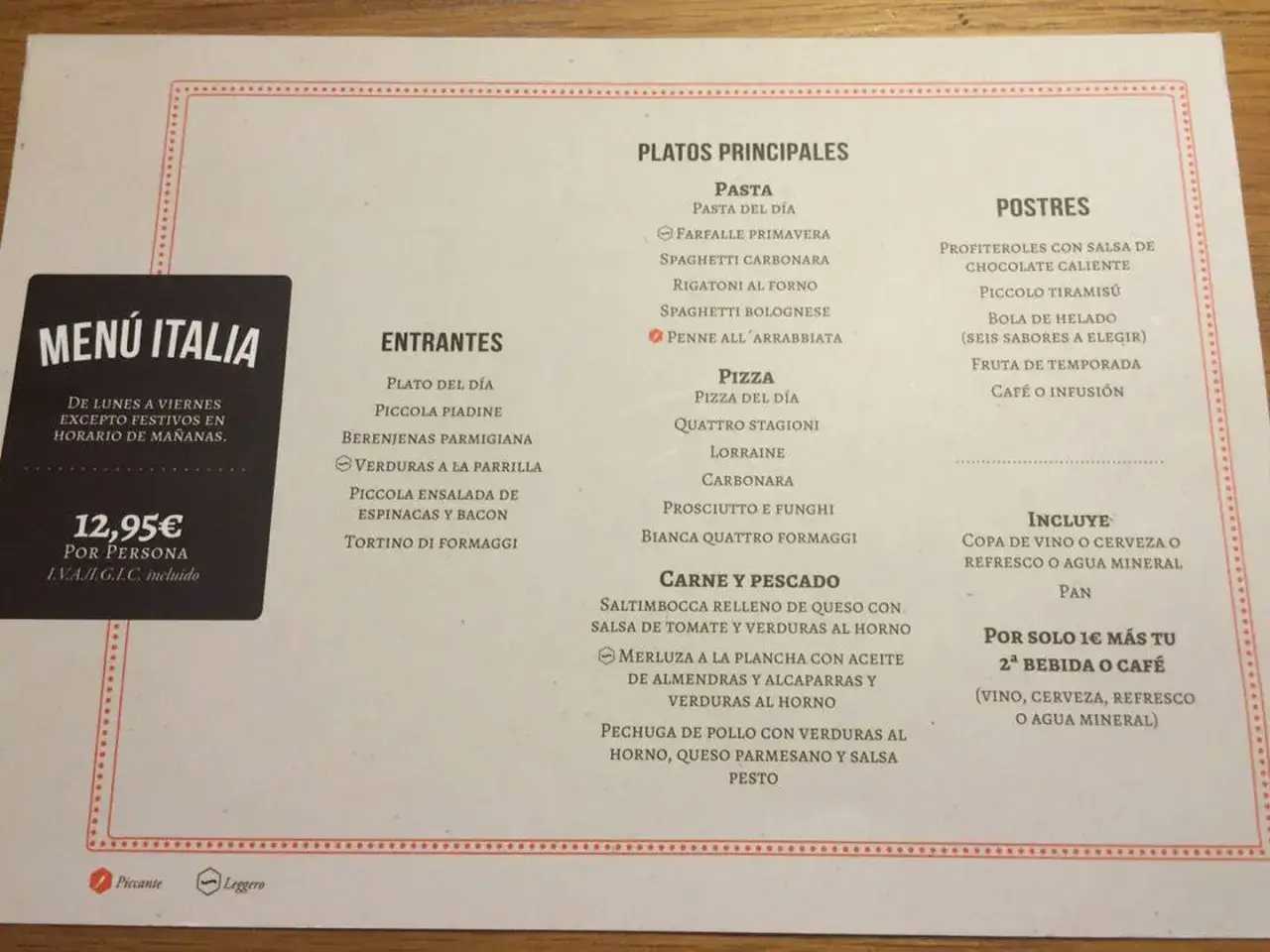 Men&uacute; de restaurante italiano con platos principales, entrantes y postres. El men&uacute; incluye un plato del d&iacute;a y opciones como pasta, pizza y carne. El precio es de 12,95&euro; por persona.