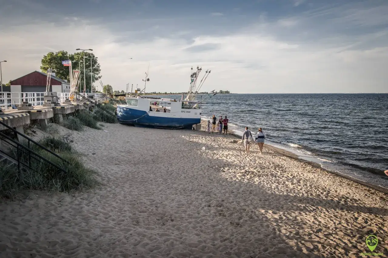 Spacer po plaży w Rewie, gdzie można podziwiać łodzie rybackie i urokliwe widoki. To świetne rewa atrakcje dla każdego.