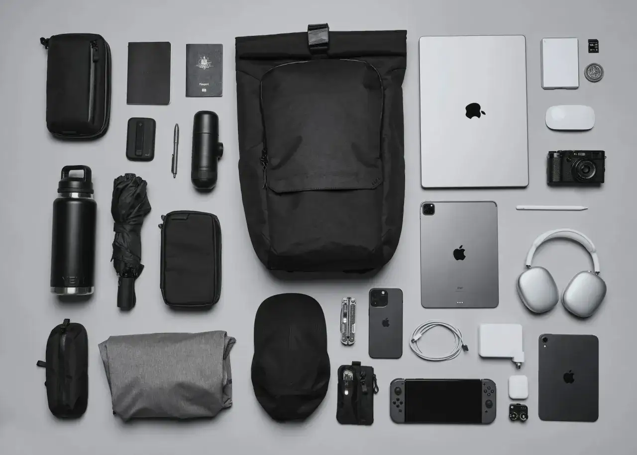Zestaw EDC: plecak, laptop, tablet, telefon, słuchawki, powerbank, notes, paszport, butelka, parasol, narzędzia. Co to jest EDC? To Twoje codzienne niezbędniki.