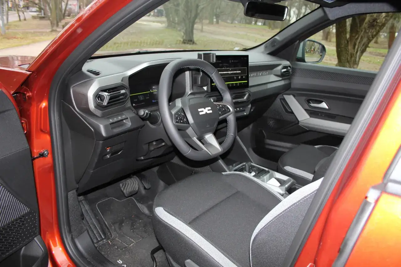 Wnętrze nowego Renault Duster z nowoczesnym ekranem multimedialnym i wygodnymi fotelami.