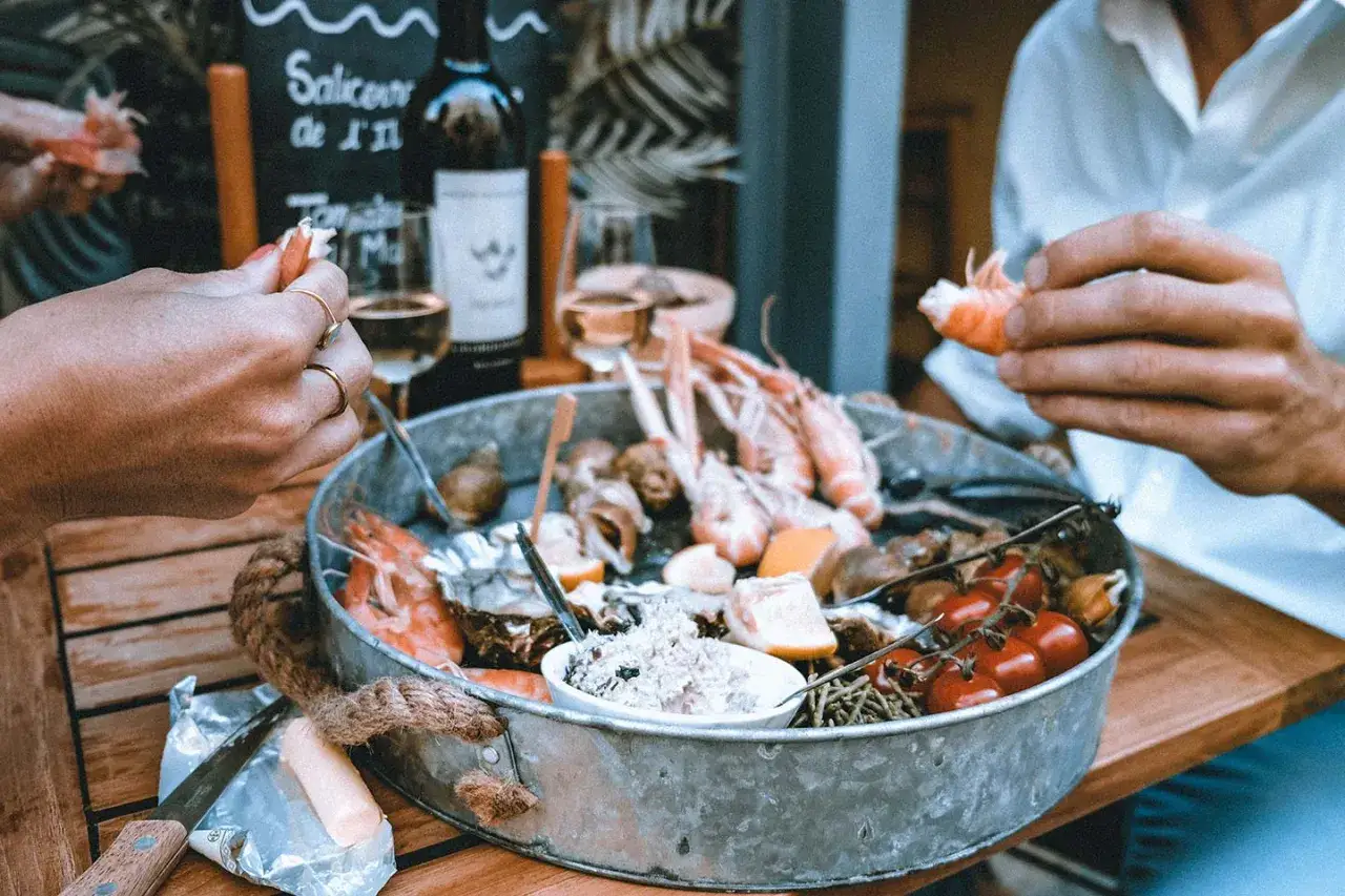 Plateau de fruits de mer dans un restaurant chef de baie. Crevettes, huîtres et tomates cerises.