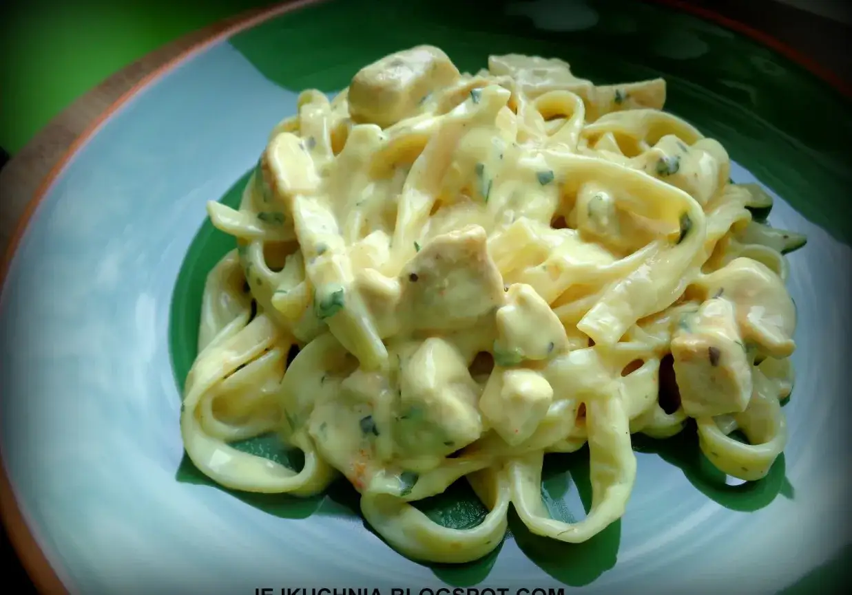 Tagliatelle w kremowym sosie z serka topionego z kawałkami kurczaka i ziołami.