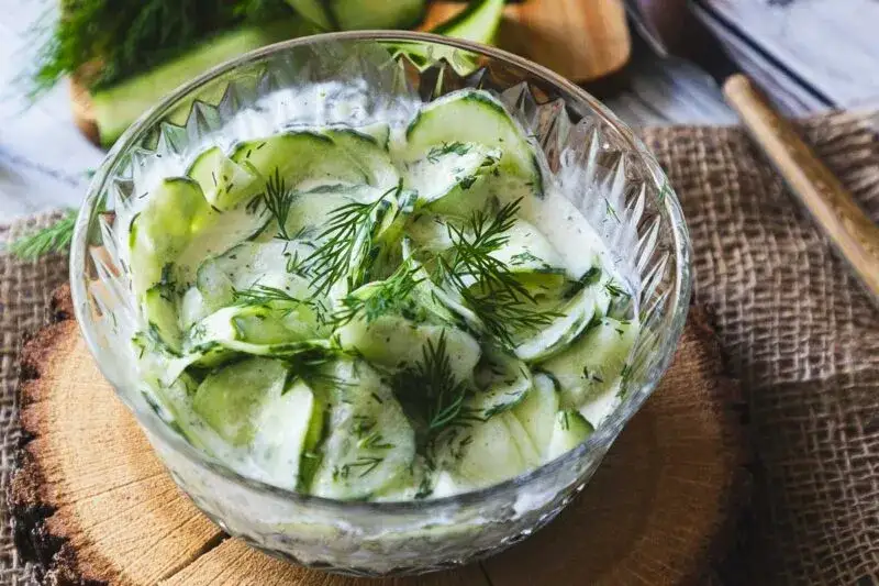 cremiger Gurkensalat mit Schmand und Dill in einer Sch&uuml;ssel