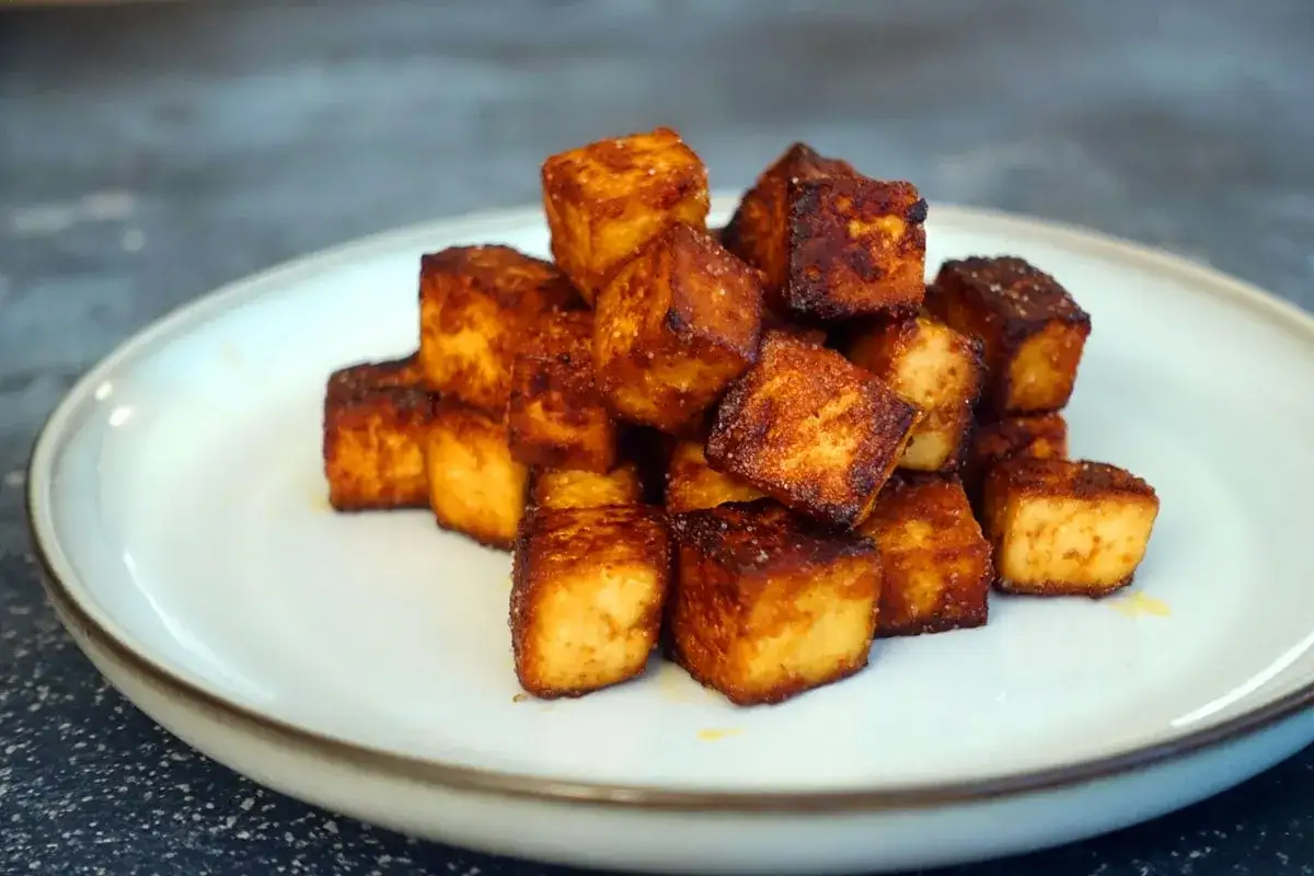 Knusprig gebratene Tofuw&uuml;rfel, perfekt mariniert f&uuml;r einen leckeren Snack.