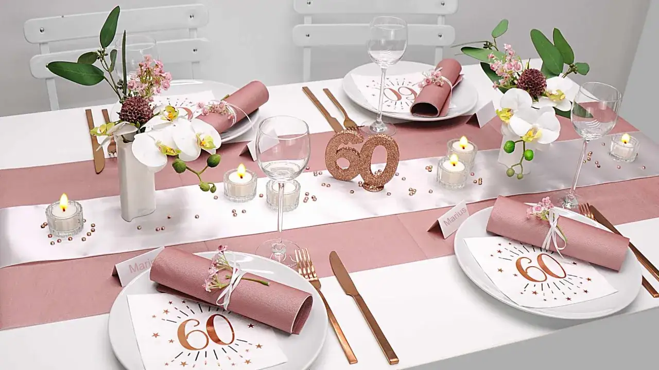 Festlich gedeckter Tisch f&uuml;r eine 60 Jahre Hochzeit mit Rosen, Orchideen, Kerzen und glitzernden 