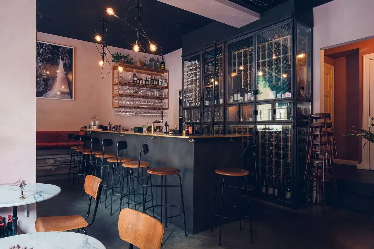 Mysig bar med vinhyllor och sittplatser. Perfekt f&ouml;r vinbarer Stockholm.