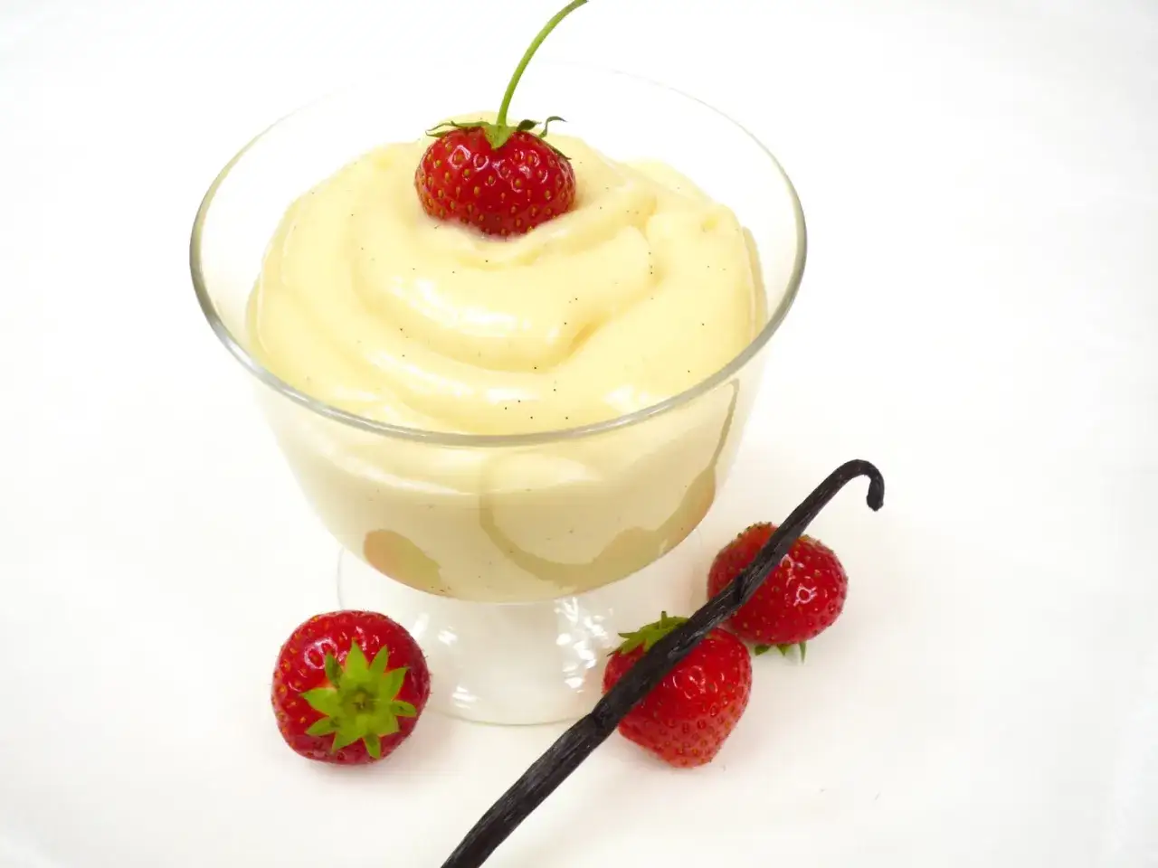 Cremiger Vanillepudding, perfekt zum Pudding selber machen, garniert mit Erdbeeren und Vanilleschote.