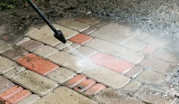 myjka ciśnieniowa usuwanie mchu z kostki
