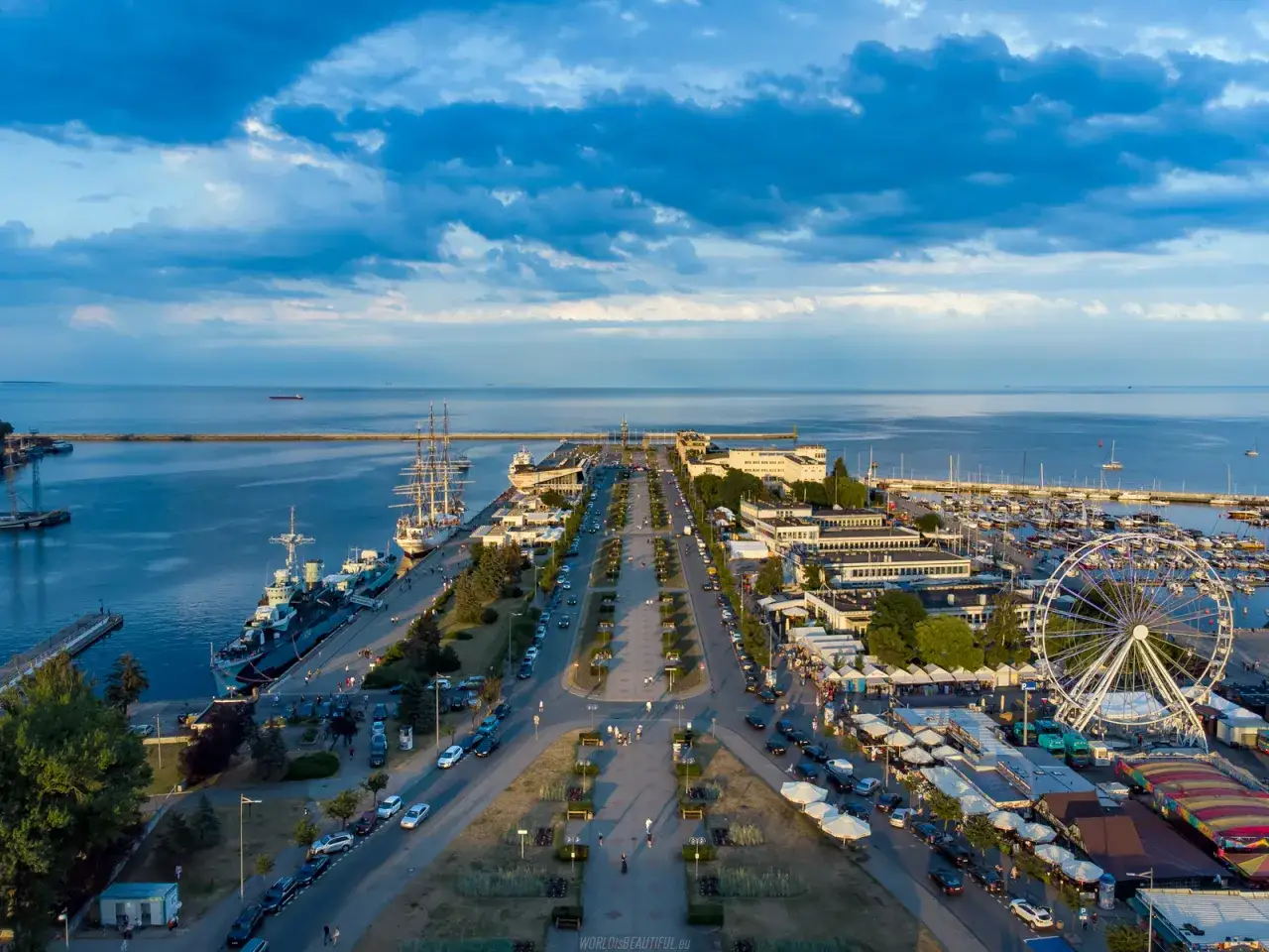 Skwer Kościuszki w Gdyni: widok na port, statki, molo, diabelski młyn i liczne atrakcje.