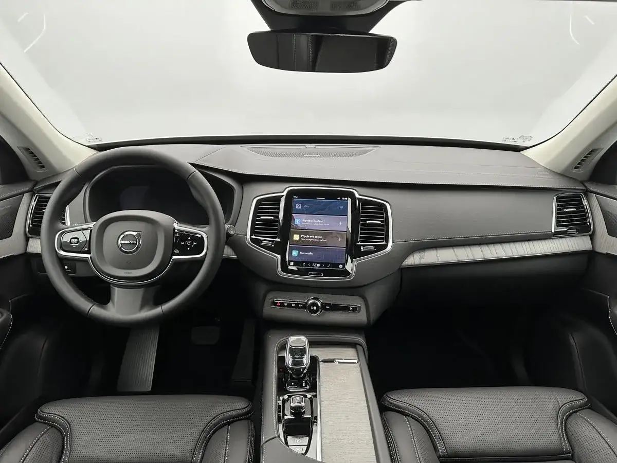 Wnętrze Volvo XC90 T8: kierownica, ekran multimedialny i eleganckie wykończenie deski rozdzielczej.