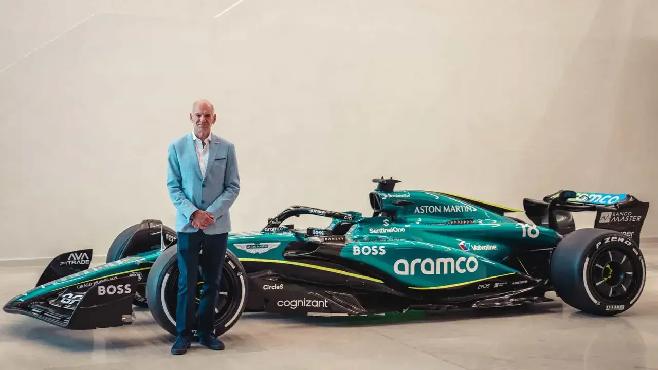 Adrian Newey, el genio del dise&ntilde;o de F1, posa junto al Aston Martin AMR23.