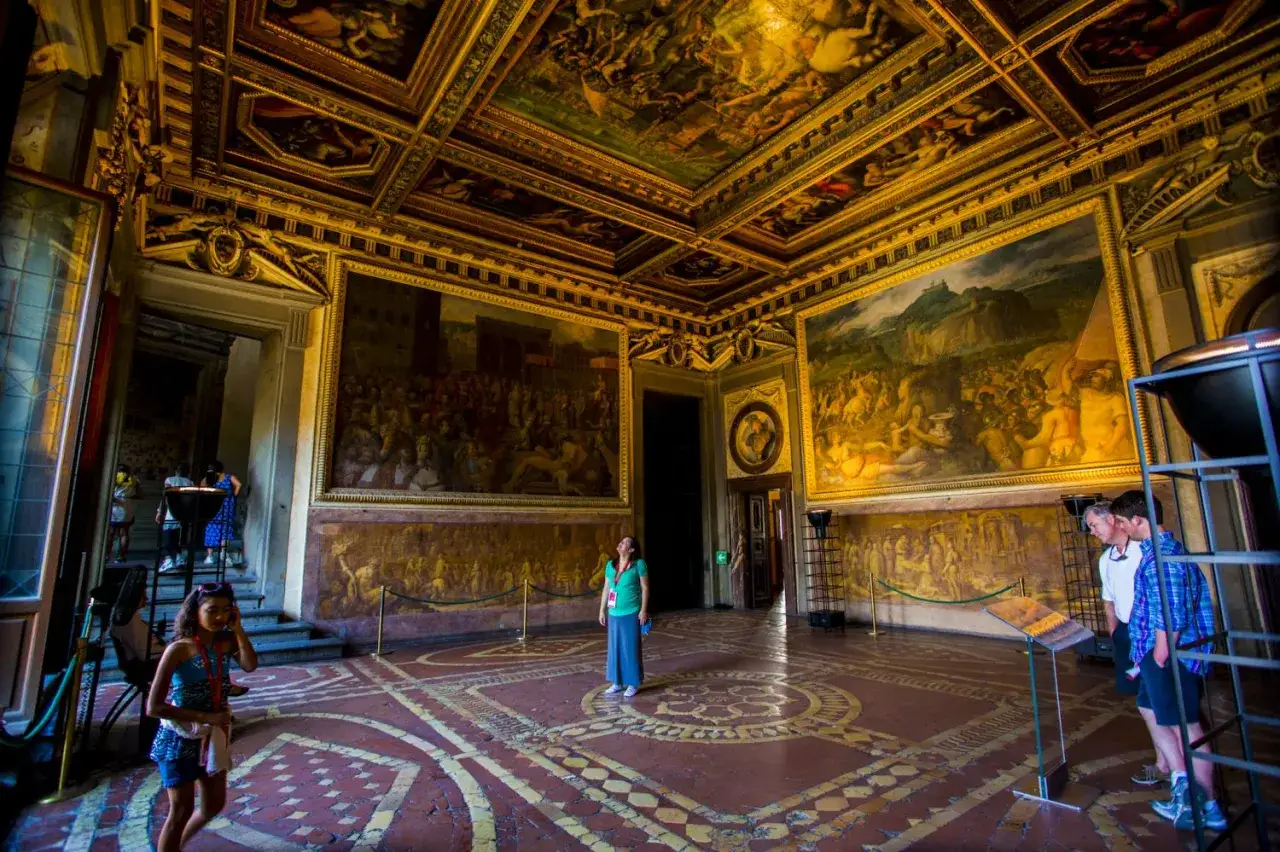 Sala affrescata con scene che ricordano la trama di Inferno di Dan Brown.