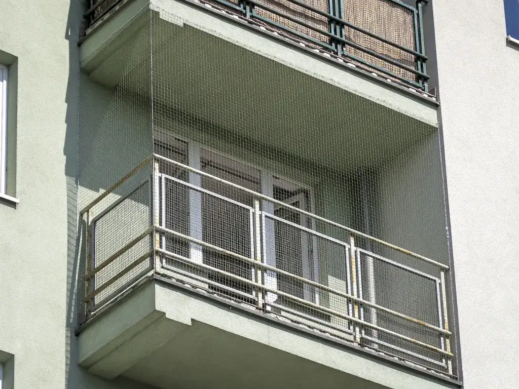 siatki na balkon przeciw gołębiom montaż