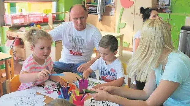 dzieci w przedszkolu bawiące się, bliski kontakt