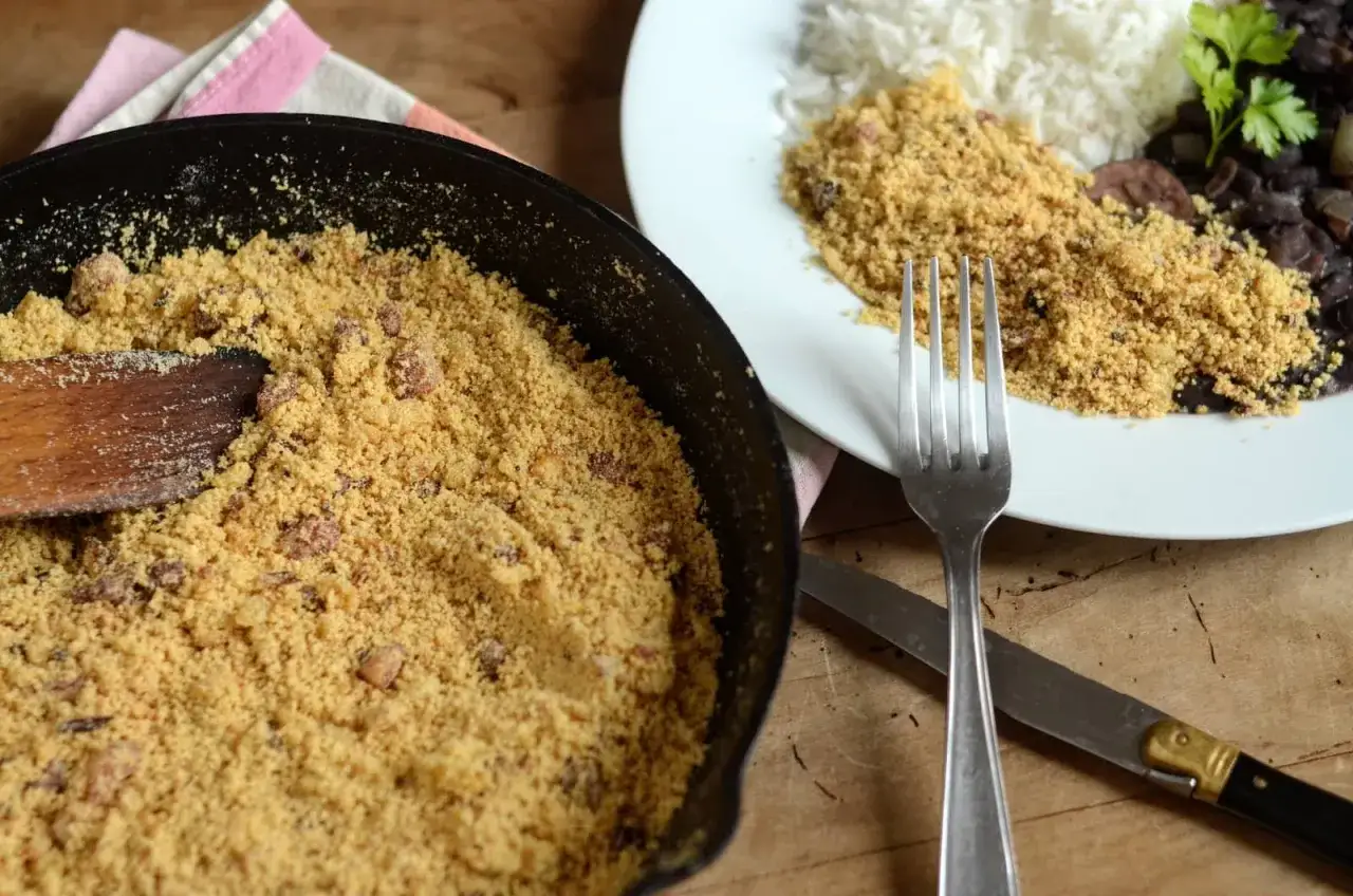 Farofa de milho, une chapelure dor&eacute;e et croustillante, pr&ecirc;te &agrave; accompagner un plat br&eacute;silien.