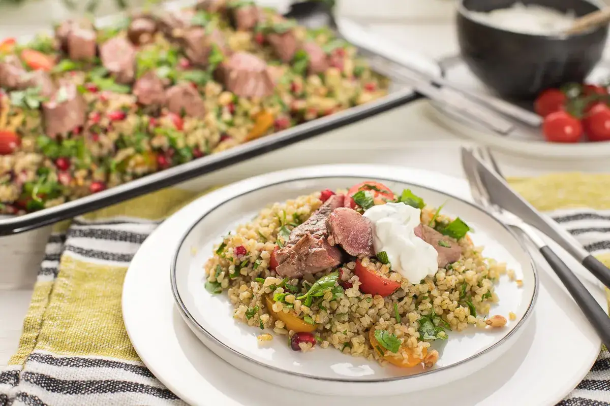 Ein herzhafter Bulgursalat mit Lammfleisch, Granatapfelkernen und Kräutern. Dieser Salat ist eine köstliche Antwort auf die Frage: welcher Salat passt zu Lamm.