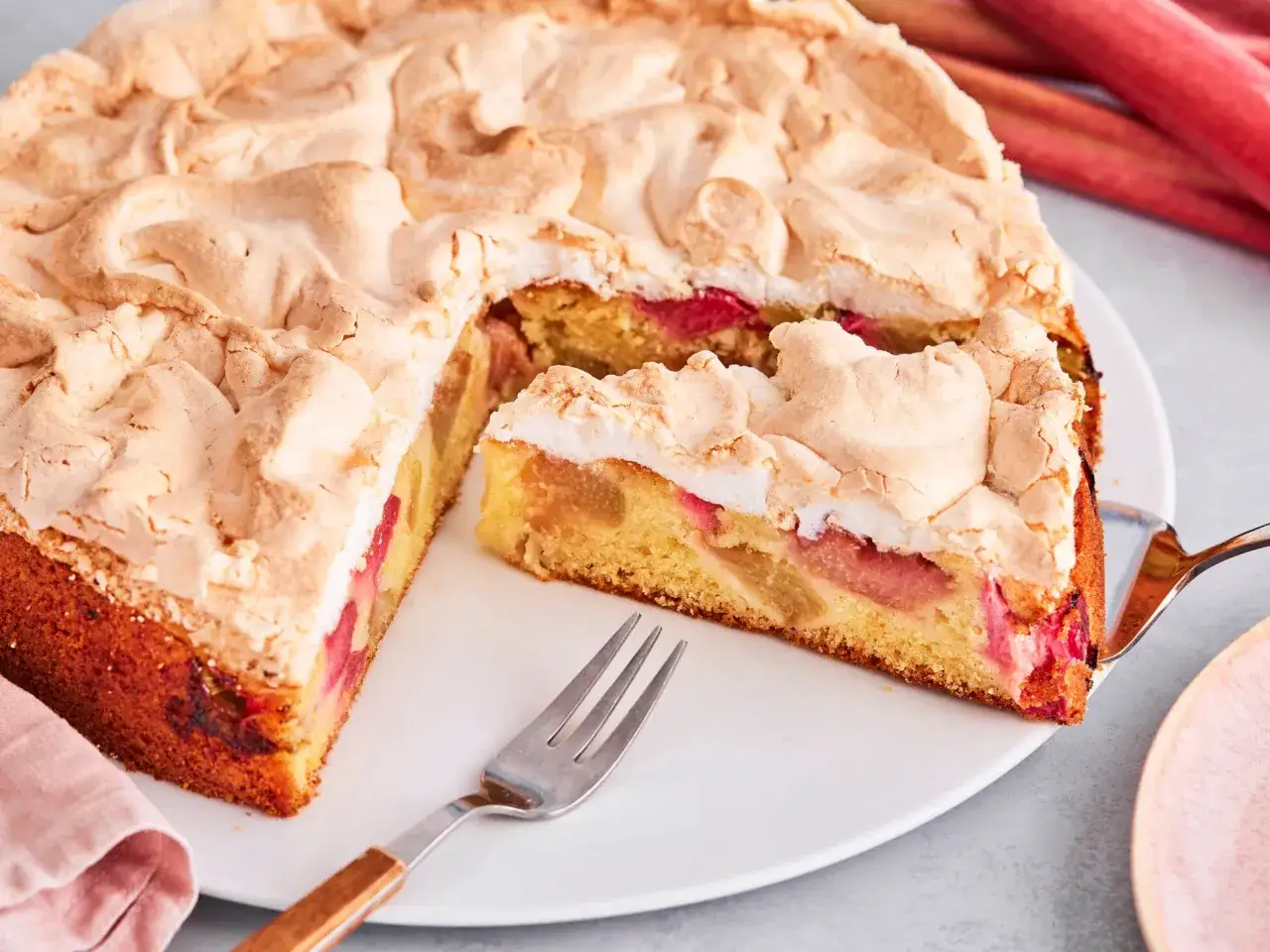 Ein saftiger Rhabarberkuchen mit einer luftigen Baiserhaube, bereit zum Genie&szlig;en.