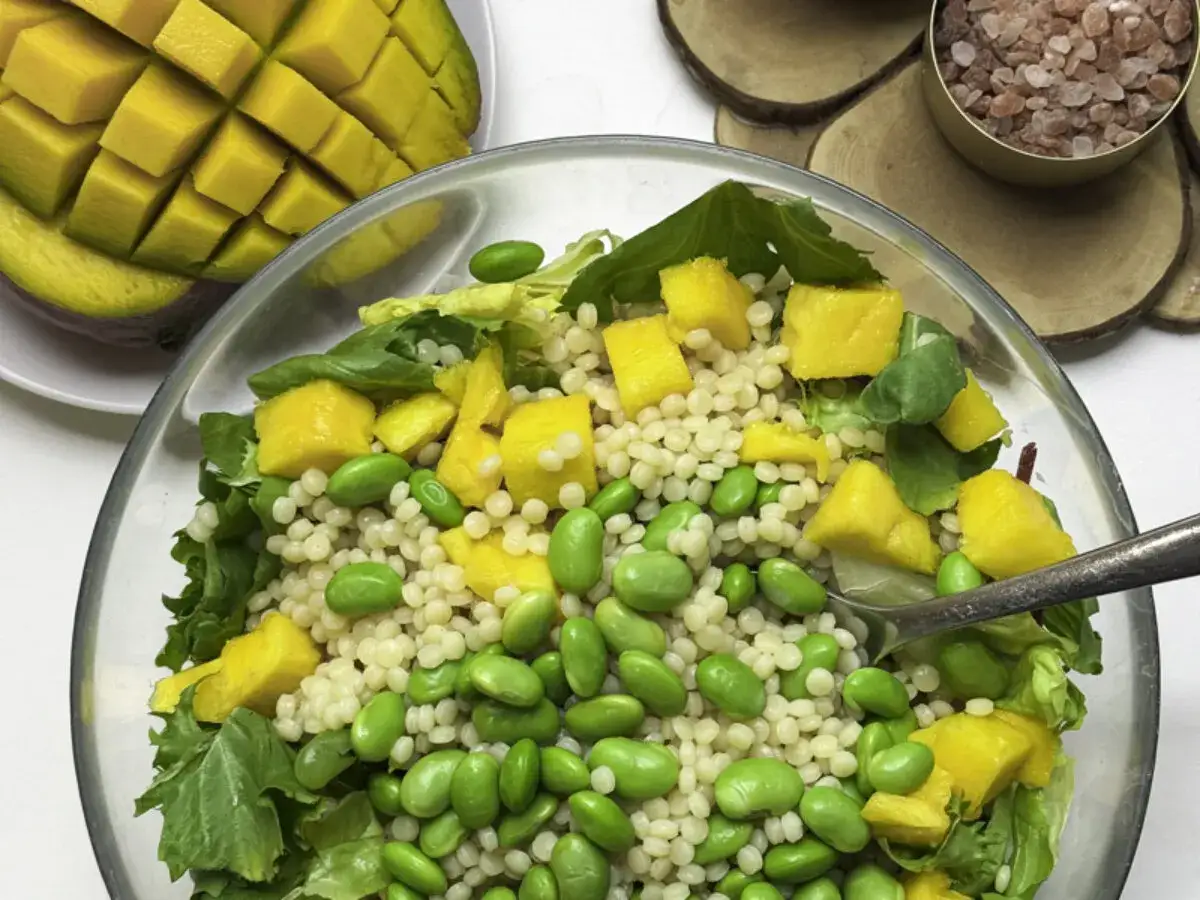 Najlepsza sałatka z kuskusem, mango i edamame. Orzeźwiająca, pełna smaku i kolorów. Idealna na lato!